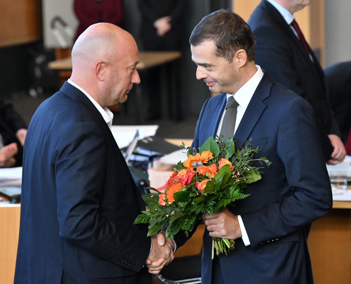 Der CDU-Landesvorsitzende Mike Mohring gratuliert dem neuen Thüringer Ministerpräsidenten Thomas Kemmerich.