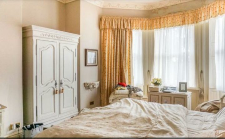 PropertyEcho's tweet photo. How to present a property for sale! Well done for your care and attention @PurplebricksUK #IsThatBedMade #DoTheWashingUp #MoveThePizzaBox #EstateAgents #PropertyNews #CheapForAReason https://t.co/FoKzBZUOvE