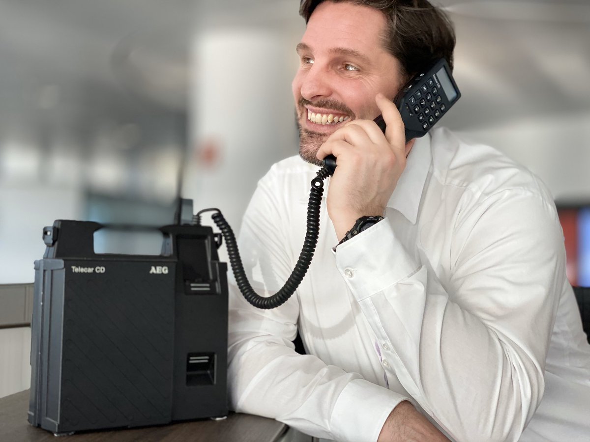 alexleinhos's tweet photo. Marketing from hell @vodafone_de Campus. 😱

Oder: Wenn die PR gruselige Anzeigen aus den 90ern nachstellt. 😇

Heute @hoeppi mit einem der ersten Mobiltelefone ever. Damals starteten wir mit 1. heute haben wir +50 mio SIM Karten im Netz. 

#1. 🇩🇪s grösster Mobilfunker. https://t.co/0apiCiA4Gv