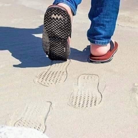 لا تخبر أحدا بإتجاهك
يقول رسول الله صل الله عليه وآله وسلم
إقضوا حوائجكم بالسر والكتمان فإن كل ذي نعمة محسود...🌸💙