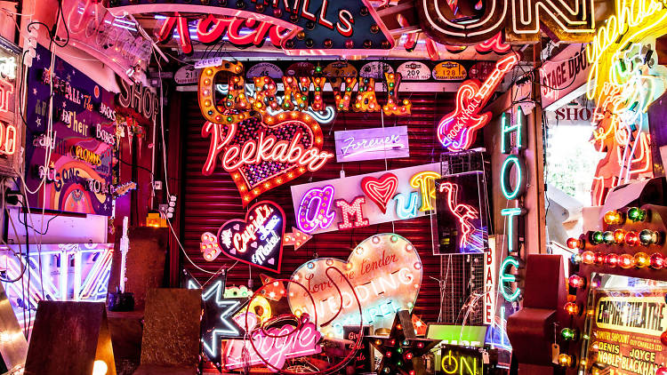 Looking for something different to do in #London? 
Take a look at these ideas from #TimeOut -  bit.ly/2UpfTUm
Need a great hotel just a short train ride to the city centre, with free pool gym &amp; sauna?
We’re right here -  bit.ly/38Xlvth
Pic - <a href="/GodsOwnJunkyard/">Chris Bracey</a>