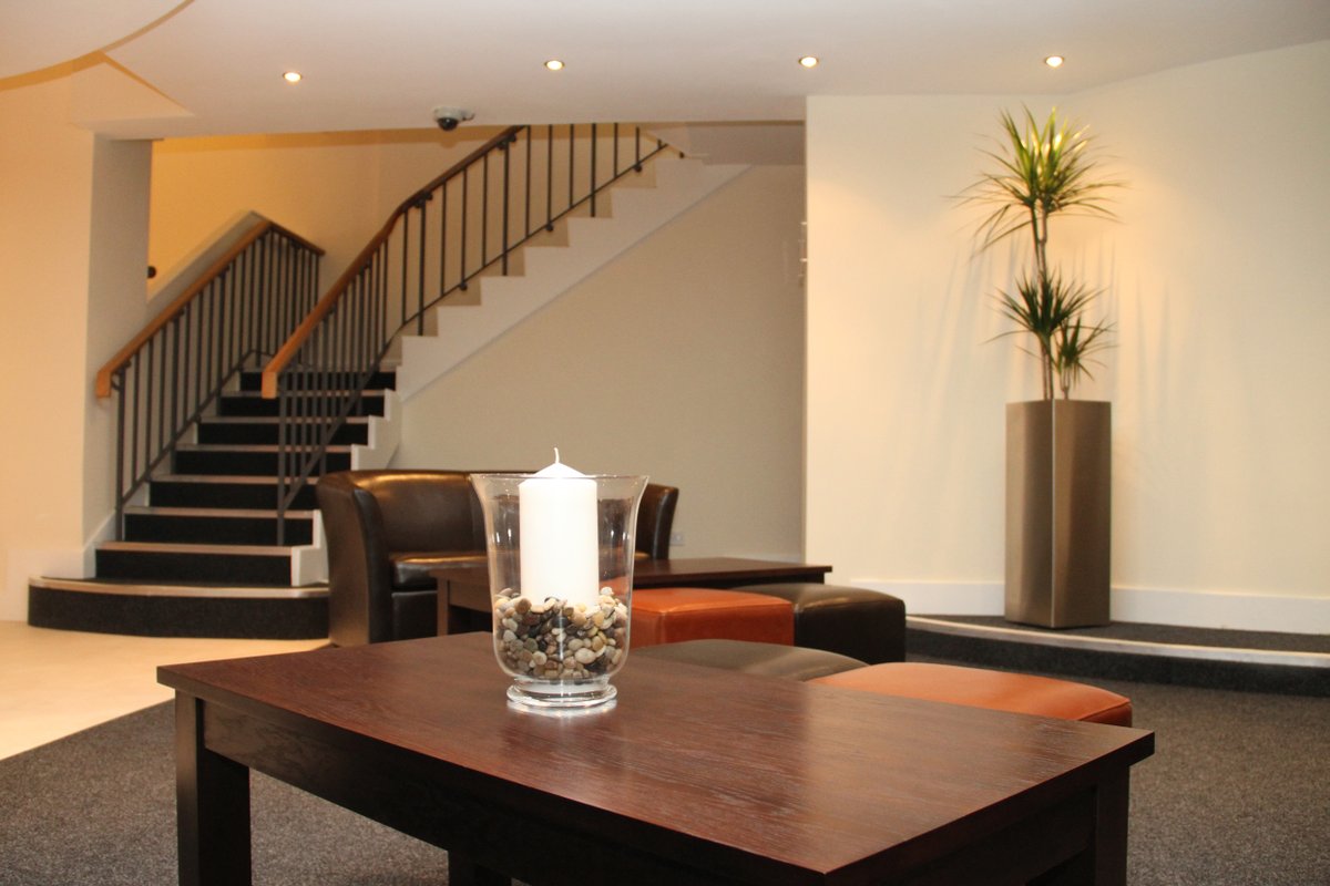 Hey #Bizhour!
Anyone headed to #London on #business and looking for a hotel with great rates, free wifi, free pool, gym and sauna, just a short train ride into the city centre? Take a look here! bit.ly/2G0sgxU 
#hotel #London #Croydon #businesstravel #business