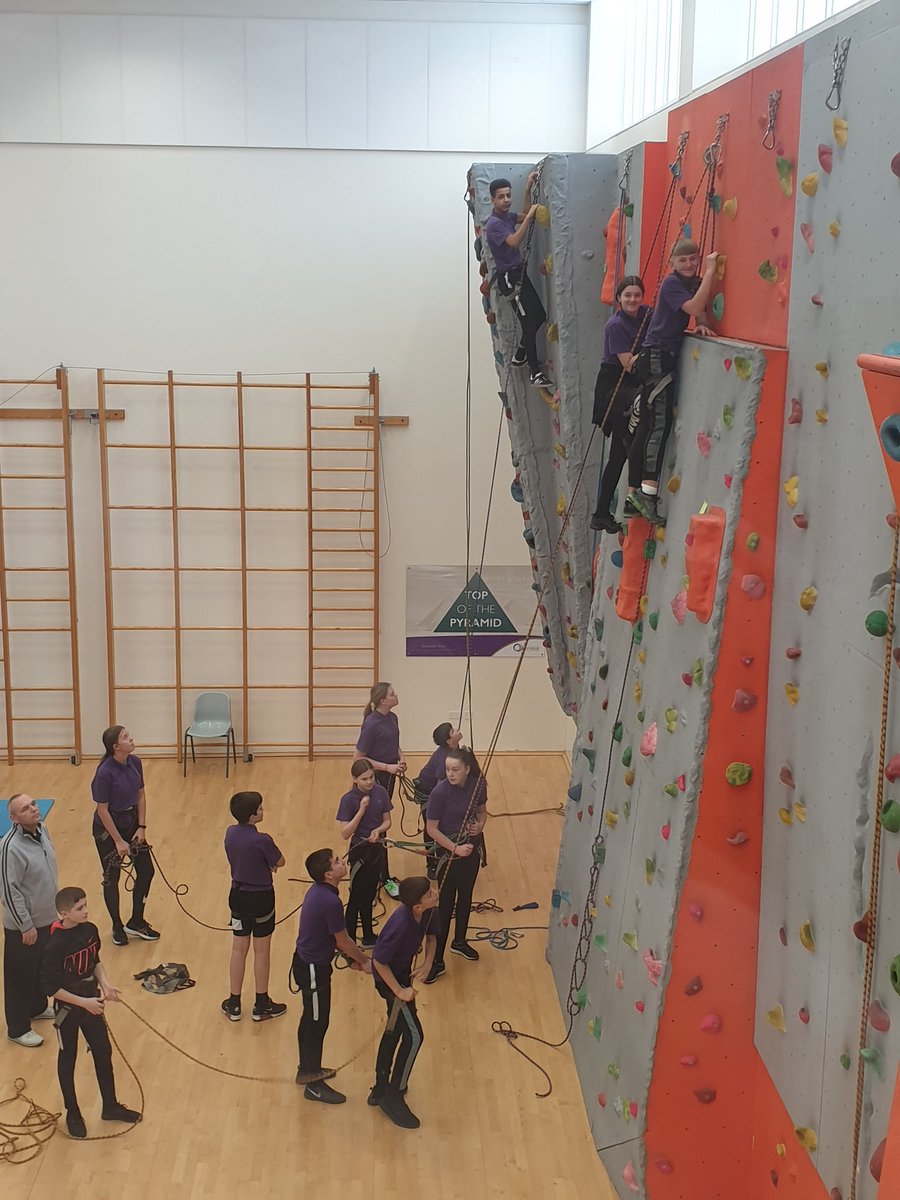 Y9 Sports Science students this morning 💪🏻 #muscularendurance #coordination #strength 🧗‍♂️ #teamwork #communication @OutwoodShafton @OAShaftonPE