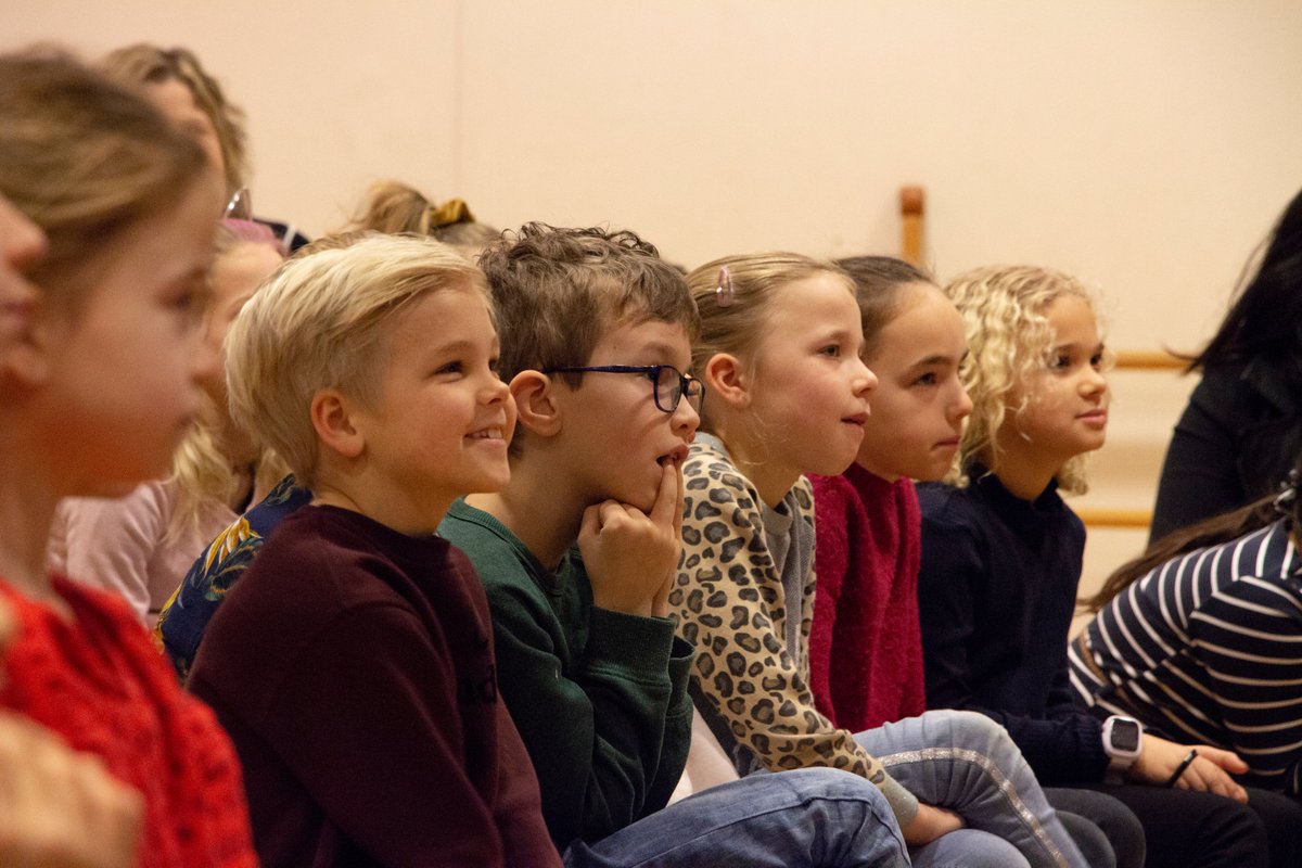 Vanochtend hebben we Scoor een Boek feestelijk afgetrapt! 📚⚽De komende 9 weken gaan 50 basisscholen in Friesland zo veel mogelijk boeken lezen. Foppe de Haan gaf de kinderen advies en we bekeken de Aftrap-video: fers.nl/projecten/scoo… #Fryslân #leesplezier #lezen <a href="/scHeerenveen/">sc Heerenveen</a>