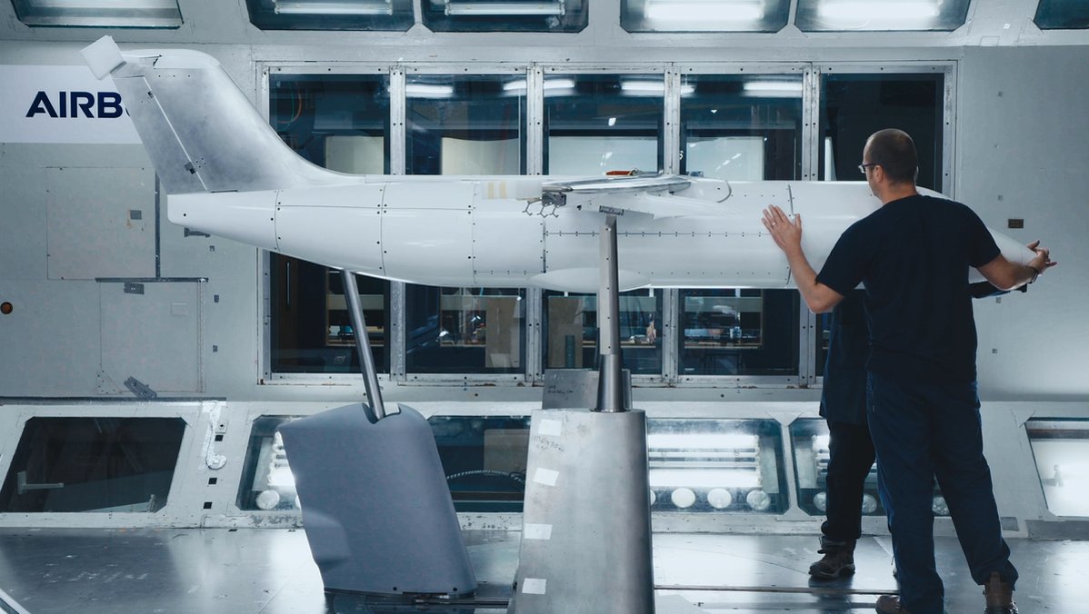 Ever wonder how we test the aerodynamic design of our aircraft? It's called wind tunnel testing & our hybrid-electric #EFanX demonstrator recently completed its test programme successfully! 👏
Learn more: https://fly.airbus.com/e-fan-x-wind-tunnel-testing …