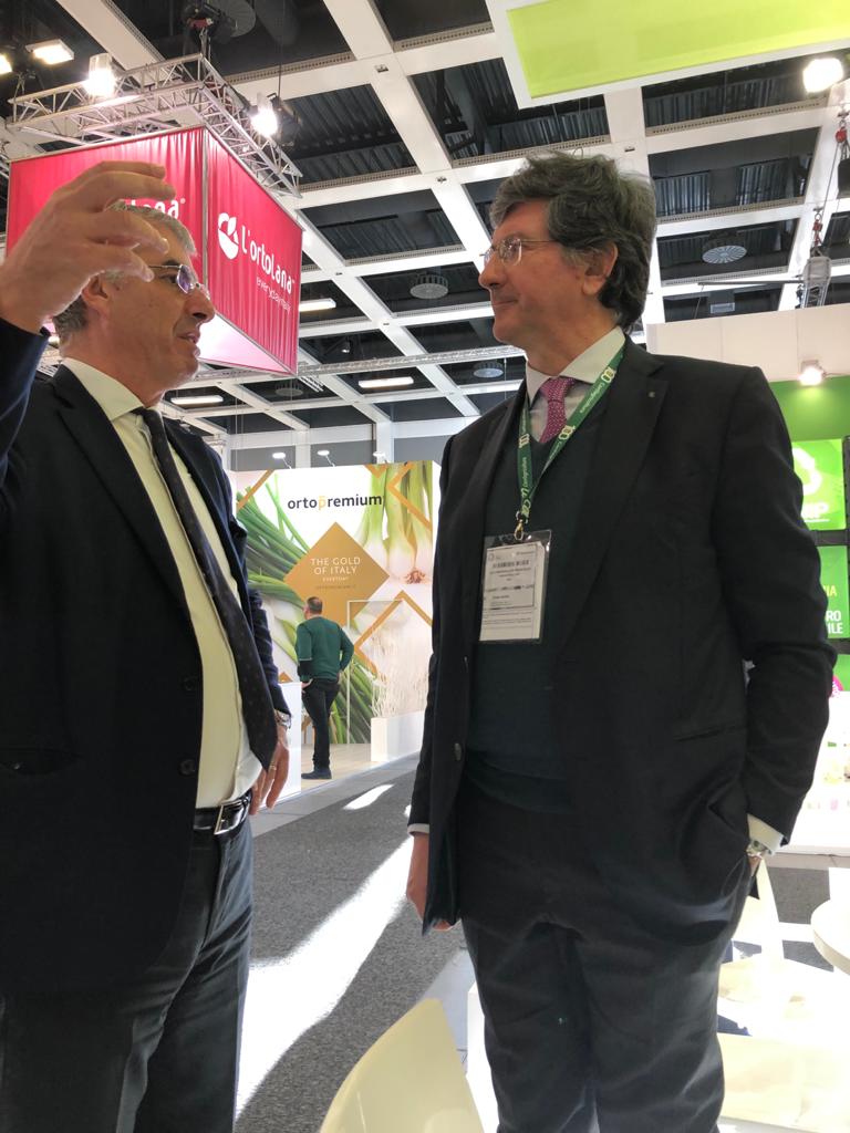 Confagricoltura's tweet photo. Siamo presenti anche quest’anno a #fruitlogistica con una folta rappresentanza di imprese agricole associate. Oggi andiamo alla scoperta di alcune eccellenze del nostro #madeinitaly. Iniziamo da #GEOFUR, azienda specializzata nella commercializzazione del radicchio https://t.co/noztjV16GW