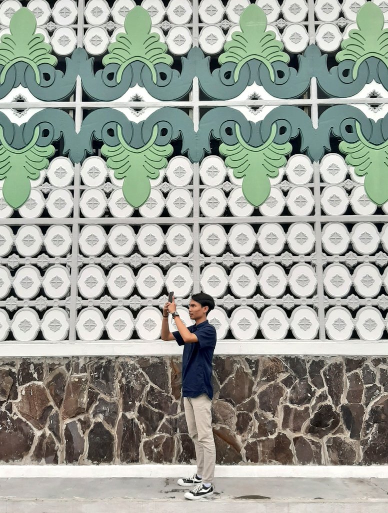 pahlawandonat's tweet photo. #ExploreCampus mungkin hastag ini cocok untuk foto ini, Karena keisengan setelah hujan. Gw coba jalan-jalan di sekitaran kampus, dan ternyata ada tempat yang menarik.

Sebagaimana kita orang Indonesia, kultur orang Timur. Di abadikanlah momen ini.

Jadi, Gimana kampus kalian? https://t.co/f0DOUvNPLR