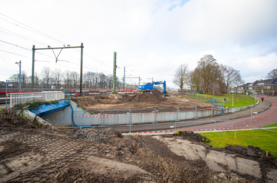Werk aan de Hortensiatunnel aankomend weekend: va. vrij 7/2 19u tot za 8/2 21u voeren we sloopwkzheden uit. Door een gat te maken in het dek creëren we lichtinval in de tunnel. De tunnel is in die periode dicht, ook treedt er mogelijk geluidshinder in omgeving <a href="/ZwolleSpoort/">ProRail ZwolleSpoort</a>