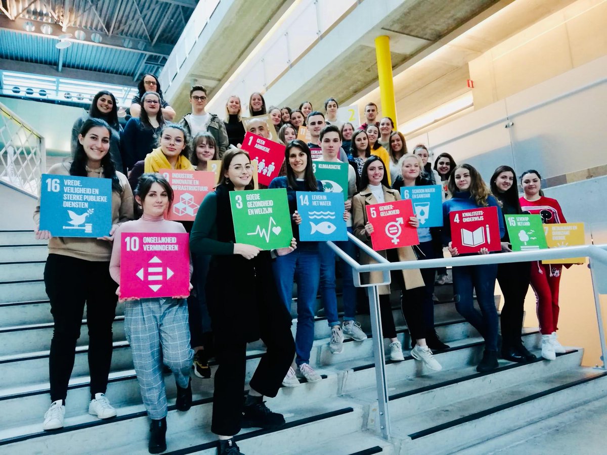 Do_VIVES's tweet photo. Collega @DavidWemel introduceert de inkomende #Erasmus studenten in de duurzame ontwikkelingsdoelen van de @UN als onderdeel van de lessen #Global_Issues.
Omdat competenties voor duurzaam handelen deel uitmaken van onze generieke VIVES-competenties.
#veryvives
#globallyconnected https://t.co/VUTwT5FLCR