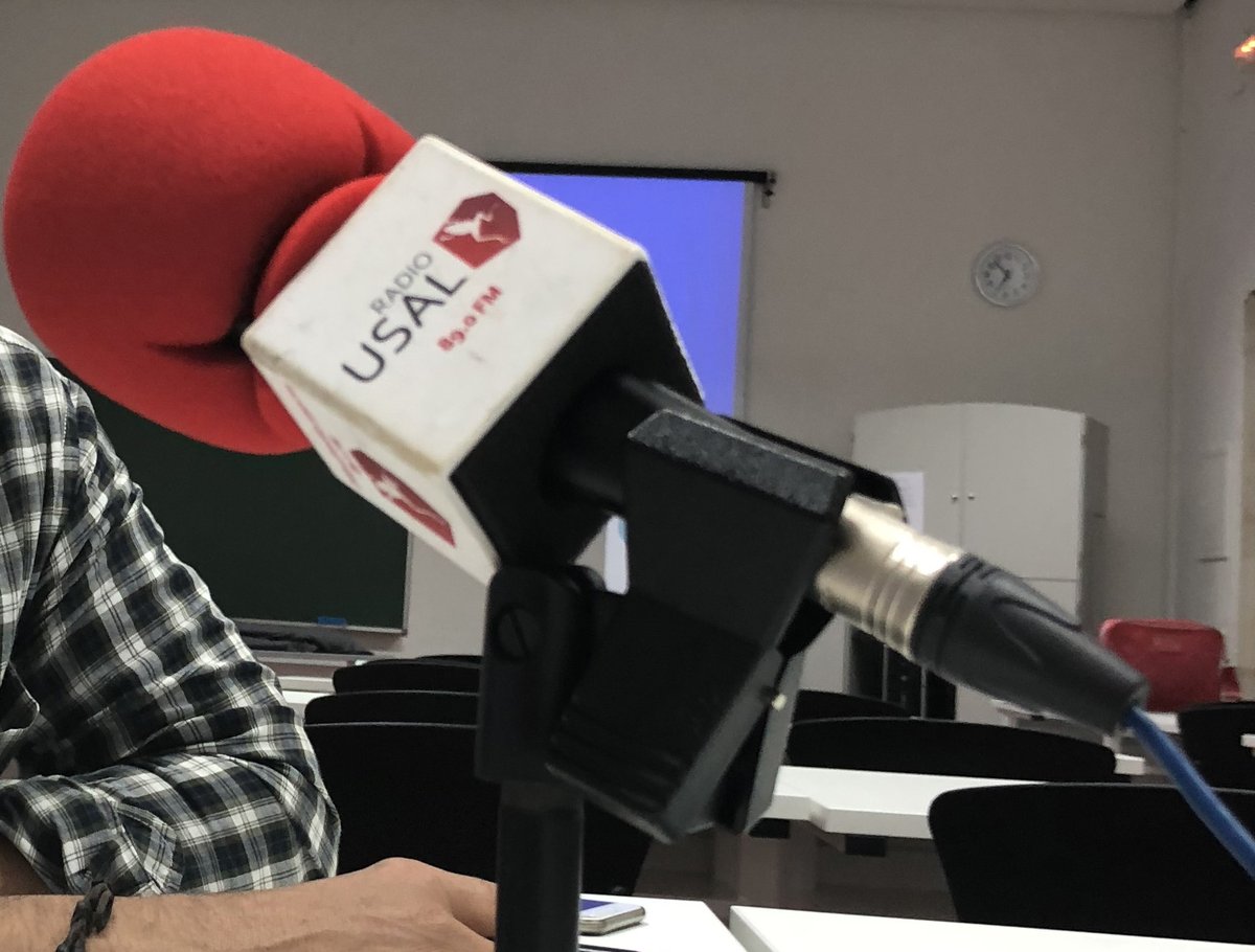 Podríamos decir que nosotros estamos ya en la alfombra roja, el estreno, a las 17:30 en el 89.0Fm y en radio.usal.es. Por cierto, tenemos un padrino de Goya. O no.