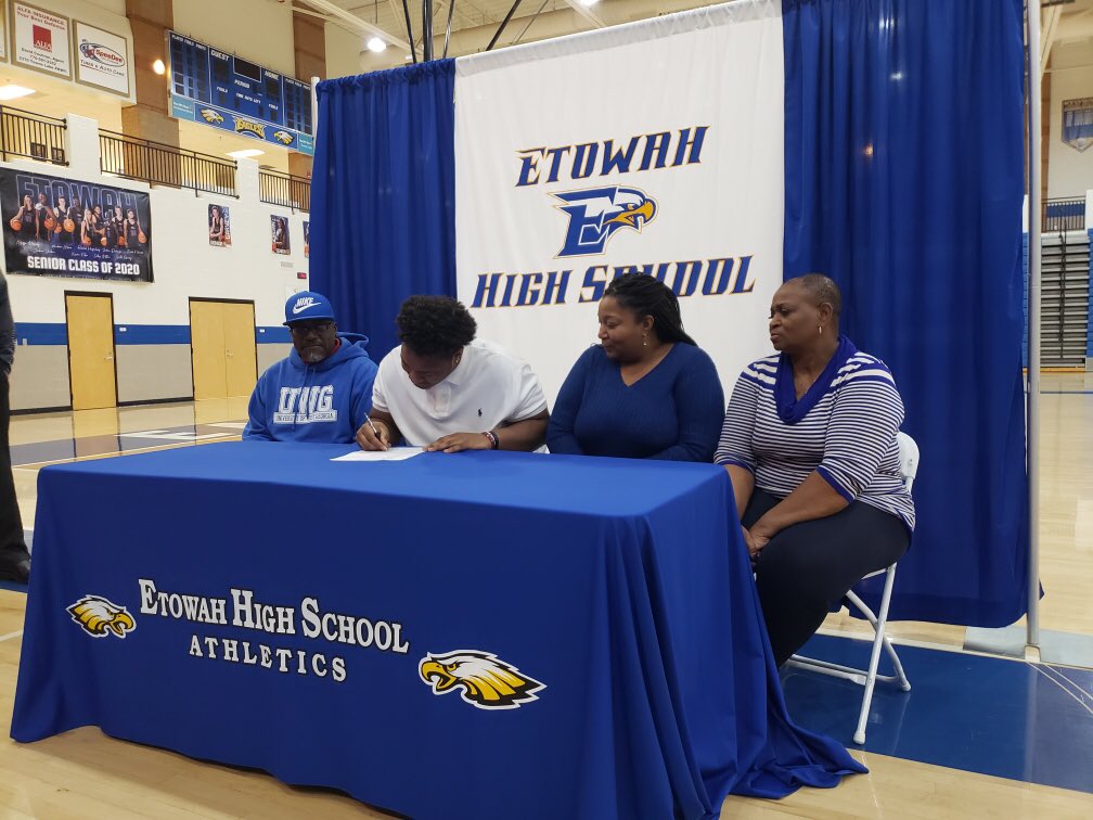 Patrick_J_OShea's tweet photo. Etowah senior linemen Porfirio Acosta and Raymone Devezin both signed today to play collegiately.  

Acosta with Wingate University and @RDevezin with the University of West Georgia.

#NationalSigningDay https://t.co/MUmF6vQCGf