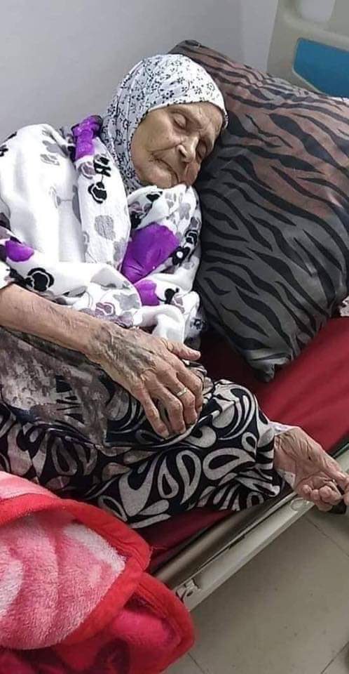 l20l24's tweet photo. هذه العجوز توفيت اليوم في دار العجزه  😢💔
ادعو لها بالرحمة ليس لديها احد يدعو لها لا ابن ولا بنت ولا حفيد كن انت احد أبنائها وادع لها 

 #مغتصبي_قاصر_الشمال https://t.co/q0eelQGI26