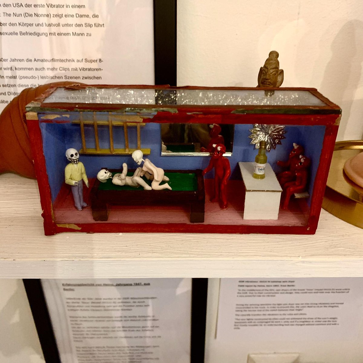 Eine interessante Szenerie. ☠️ 
.
.
.
#eroticartmuseum #eroticart #smart #sm #bdsm #erotichamburg #erotikkunst #erotisch #kunsthandwerkhamburg #kunst #kunsthandwerk #hamburg #hamburgart #hamburgkunst