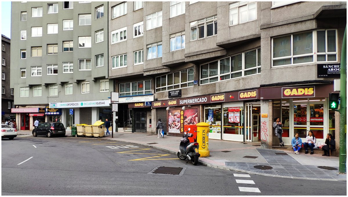 BlogBusurbano's tweet image. La #Par395 de Av. Finisterre con Rda. Outeiro es una parada que no está bien habilitada como las demás #ParadasAccesibles de #Coruña; una tentación para aparcar o parar...

Sólo para la #Lín20 de camino hacia la Pza. de Pontevedra, por cierto.

Y habitualmente no está tan vacía.