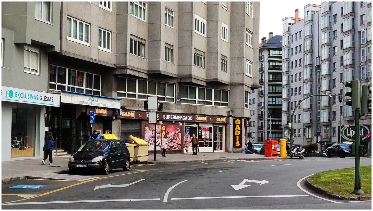 BlogBusurbano's tweet image. La #Par395 de Av. Finisterre con Rda. Outeiro es una parada que no está bien habilitada como las demás #ParadasAccesibles de #Coruña; una tentación para aparcar o parar...

Sólo para la #Lín20 de camino hacia la Pza. de Pontevedra, por cierto.

Y habitualmente no está tan vacía.