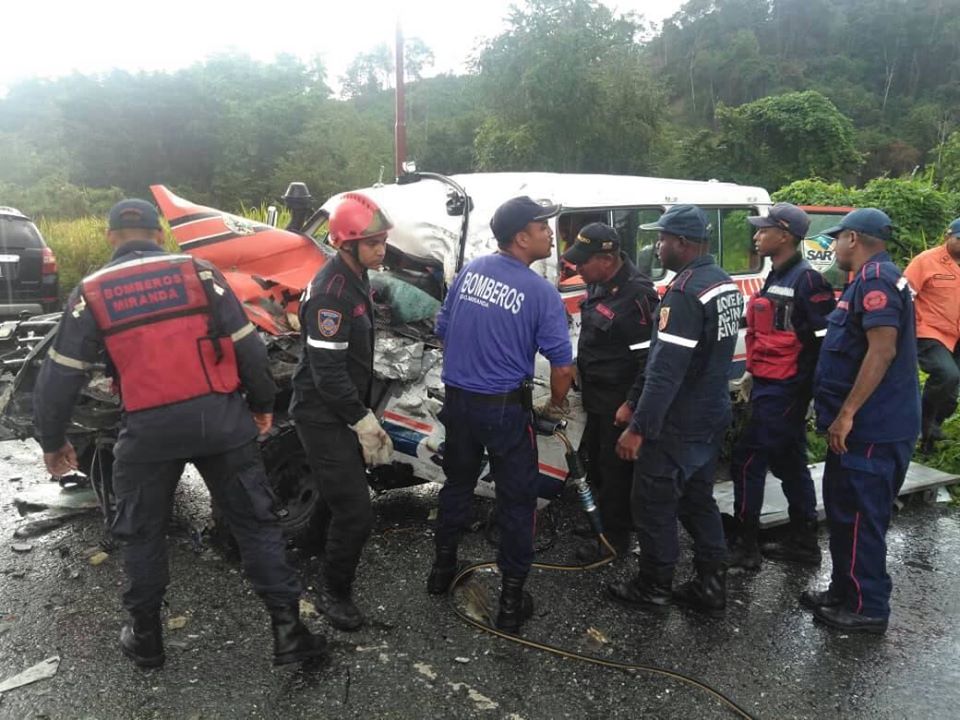 italo_sabatino's tweet photo. FUNCIONARIOS  DE BÚSQUEDA Y  RESCATE  DEL SAR  INAC    SUFRIERON  APARATOSO ACCIDENTE DE TRANSITO  ..este  personal  esta participando activamente en la misión de búsqueda  del #YV2604 en Higuerote.
(info para el momento  de envio de este twit) https://t.co/S92s84GlbT