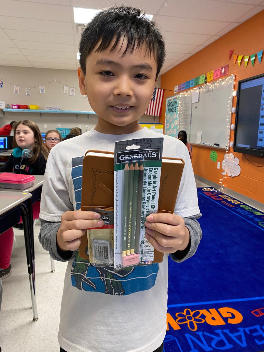 msfry4's tweet photo. We are so proud of this scholar for winning first place in the RFE art contest! 🎉 https://t.co/bvrDa2xraP