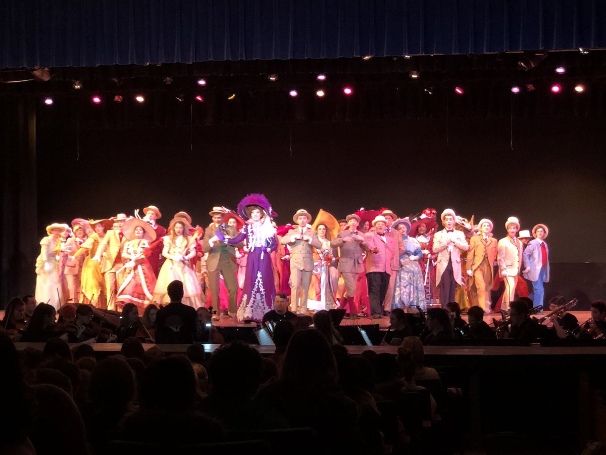 MrsKathrynTa's tweet photo. Everyone is in their Sunday Clothes to share a preview of Hello, Dolly! with nearly 900 4th &amp; 5th grade &amp; 7/8 concert choir students! @wdavern @jdbillscnzm @WestGeneseeCSD https://t.co/DU7oFdY9uu