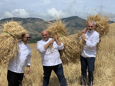 MadXItaly's tweet photo. Nasce il primo #pane prodotto con i grani antichi siciliani seminati dagli Ambasciatori del Gusto messinesi Francesco Arena, Lillo Freni e Pasquale Caliri nei campi di Galati Mamertino https://t.co/5BDzEnLl9e 

#cucina #food #madeinitaly https://t.co/IkbBIeV1A8