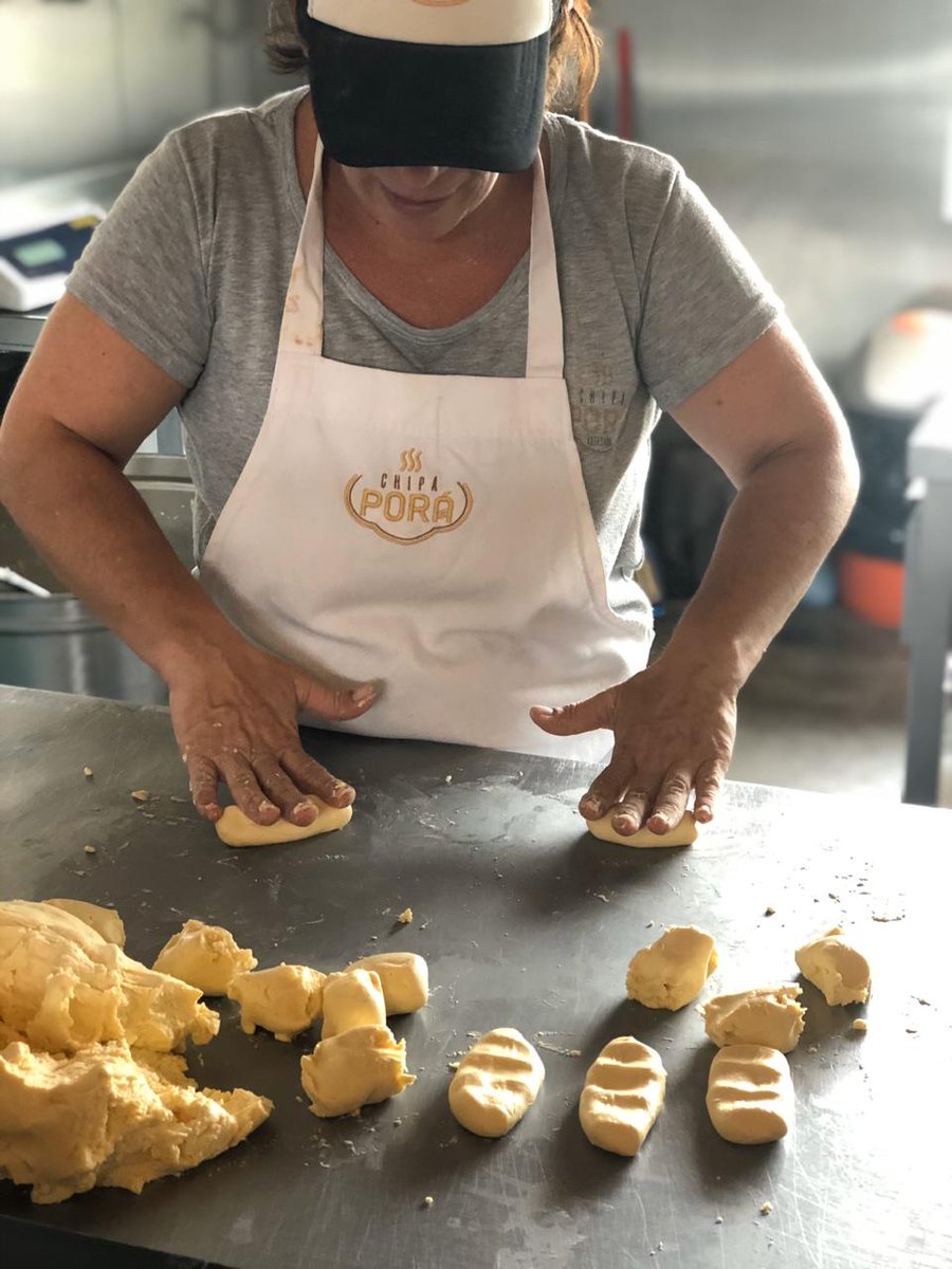 mercadodelpatio's tweet photo. 🌥️El clima está ideal para éste clásico del Mercado 😋 Nuestros #chipacitos de Chipa Porá son elaborados diariamente en forma artesanal y a la vista, con productos frescos y de primera calidad. ¿Venís? ☝️Tenemos un chipacito recién horneado para vos ♥️. https://t.co/29wSyN7apX