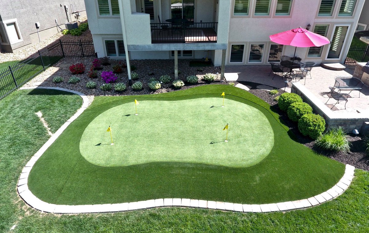 Ever thought about having your own putting green in your backyard? Try out the custom putting green by @BrockTurf