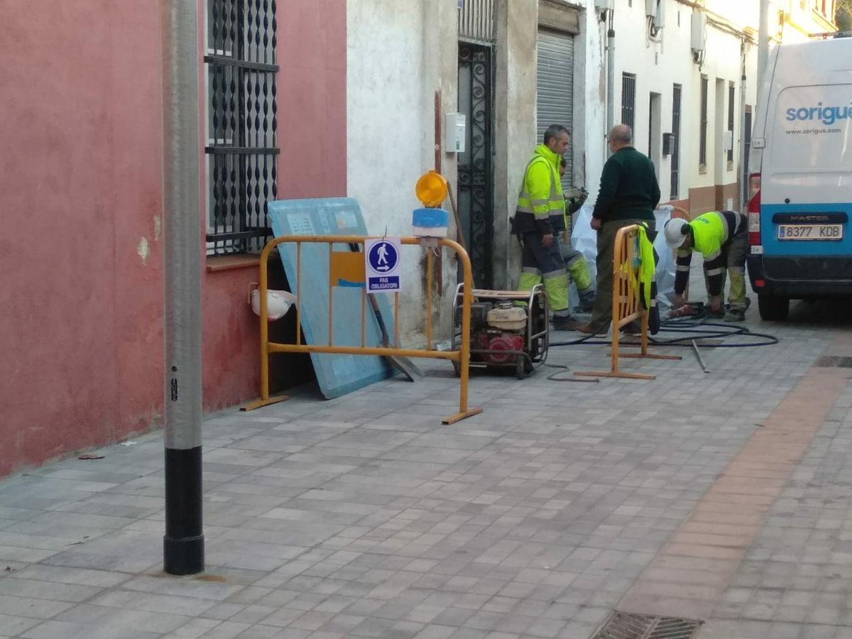 APE_Cat's tweet photo. 📣 Gràcies a la pressió de l'APE i de les que en formem part hem aconseguit que l'Eloi tingui per fi el subministrament d'aigua a casa seva després de 7 mesos sense. Juntes i organitzades avui celebrem una nova #VictoriaAPE ✊❤️ https://t.co/uULTnBWY0I