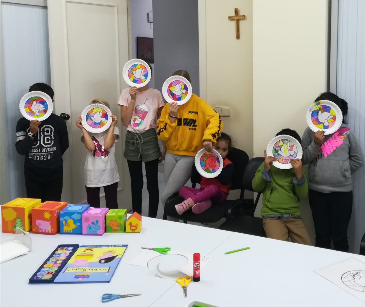 ValenciaCaritas's tweet photo. ❣ #ProyectosCáritas Hemos reanudado la Escuela de Familias con seis de las que acompañamos para reflexionar sobre la importancia de la comunicación con los centros educativos  Mientras, los nenes y nenas participaban en un taller por el #DíaDeLaPaz 🕊 https://t.co/5QlLvvJl63