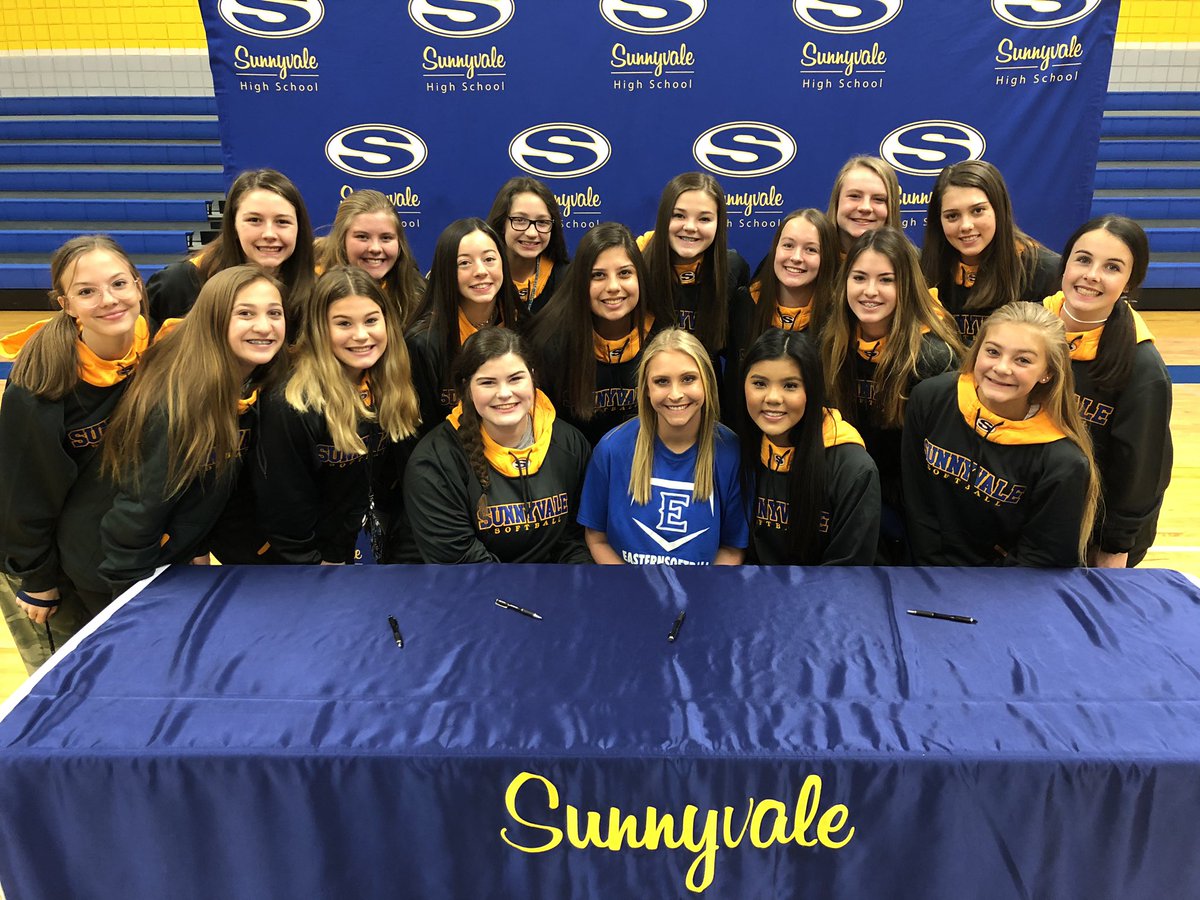 @Faith80403221 signed this morning with the support of her teammates.  She will do great at the next level.
