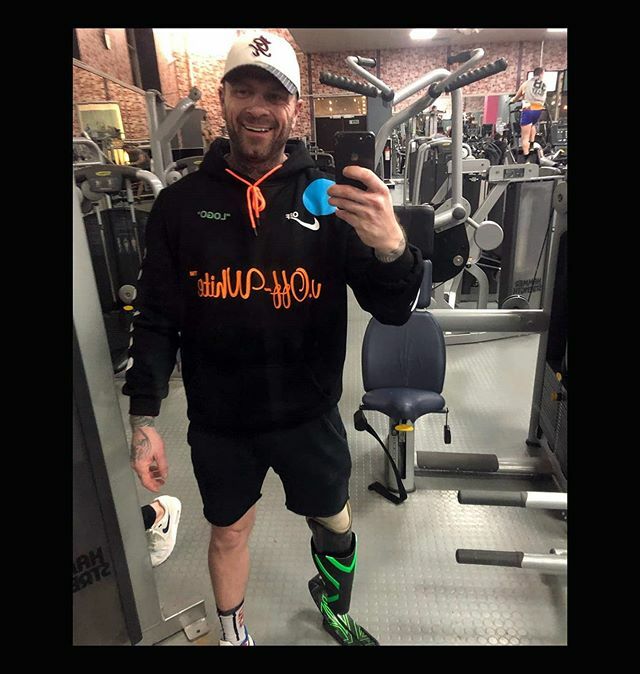 @just_the_one_leg slaying the gym with a smile 💪🔥
.
.
#theASfamily #neonlights #prostheticcover #bladeXT #anatomicstudios instagram.com/p/B8MF58tJ5bQ/
