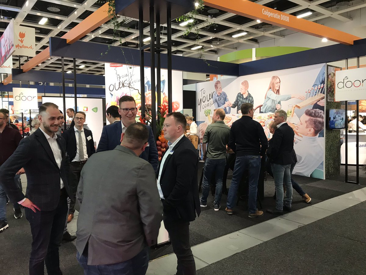 Eerste beursdag <a href="/Fruit_Logistica/">🍉 FRUIT LOGISTICA 🍏</a>.   Onze chef-kok Micky maakt de meest gevarieerde snacks met onze gezonde producten. Je komt toch zeker ook wel proeven? Tot ziens in hal 3.2, stand A-12!! #CoöperatieDOOR #Lekkerengezond #Berlijn