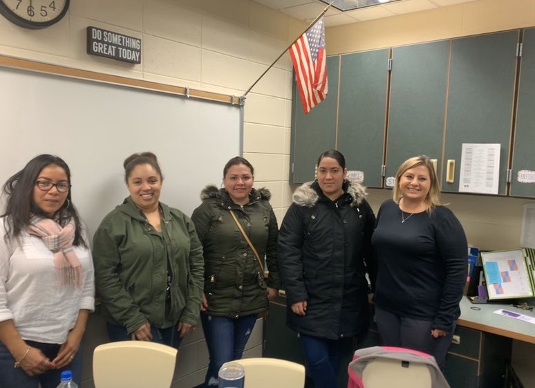 NicoleNLeach's tweet photo. Invested parents ✔️
Dedicated principal ✔️
Emerging bilinguals✔️
...and that bulletin board! 
Washington Irving Dual Language
#INDualLang @SCHK12 @SCHLDP https://t.co/097oKbqcqY