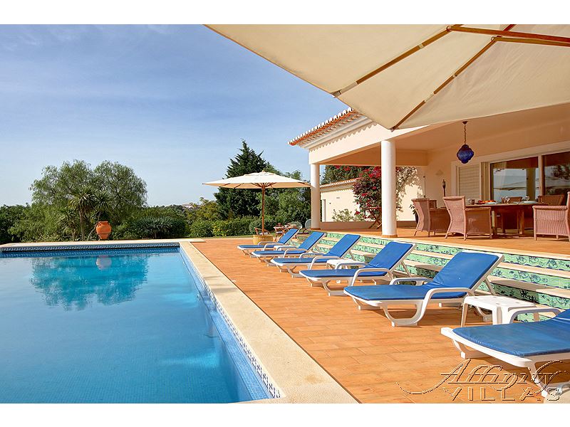 AffinityVillas's tweet photo. Total seclusion whilst being close to amenities - this gorgeous holiday villa set in the prestigious Clube Carvoeiro development, #Algarve, #Portugal. Casa Vale da Lapa has 3 bedrooms with en suite, private manicured gardens and a 12 metre private pool. https://t.co/wDQYOmcwir https://t.co/dqkYEslKM7