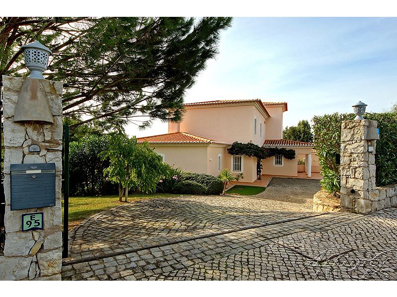 AffinityVillas's tweet photo. Total seclusion whilst being close to amenities - this gorgeous holiday villa set in the prestigious Clube Carvoeiro development, #Algarve, #Portugal. Casa Vale da Lapa has 3 bedrooms with en suite, private manicured gardens and a 12 metre private pool. https://t.co/wDQYOmcwir https://t.co/dqkYEslKM7