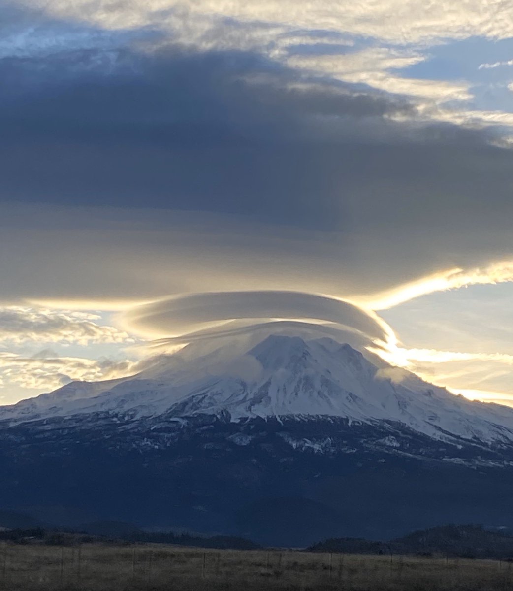 BeemieAwards's tweet image. Mt Shasta and the lenticular cloud right above it are quite beautiful this morning.
