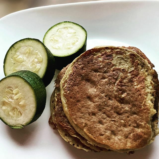 Adding vegetables to every meal is a good goal😎 Breakfast is sometimes a challenge. These pancakes aren’t fluffy, but taste good! Add organic stevia if you want more sweetness. .
.
.
Oatmeal-zucchini pancakes:

2 c oatmeal
2 scoops collagen protein @… ift.tt/2S1nFSR