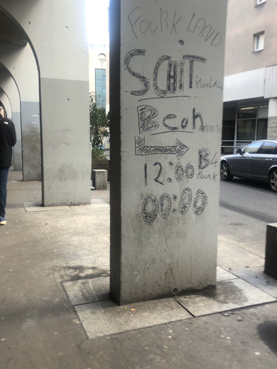 HeleneCorbie's tweet photo. Y’a pas à dire, il fait bon vivre à Saint-Denis. Les horaires et localisation de la supérette de la beuh s’affichent en centre-ville, dans l’impunité et l’indifférence générale. C’est autre chose que les vendeurs de malboro bled.
Coucou @VilleSaintDenis @LaurentRussier @CCastaner https://t.co/cCOI5BMv4N