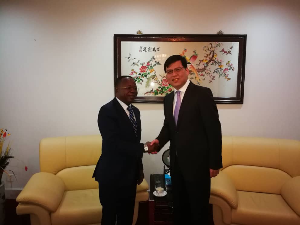 Le nouvel Ambassadeur de Chine, après avoir présenté sa lettre de créance auprès du Président F. A. Tshisekedi Tshilombo, a reçu M. Bruno Kapandji Kalala, le chargé de mission du chef de l'Etat en charge du Gd Inga, <a href="/rdc_adpi/">ADPI-RDC</a>, dans le cadre des projets en rapport avec son pays.