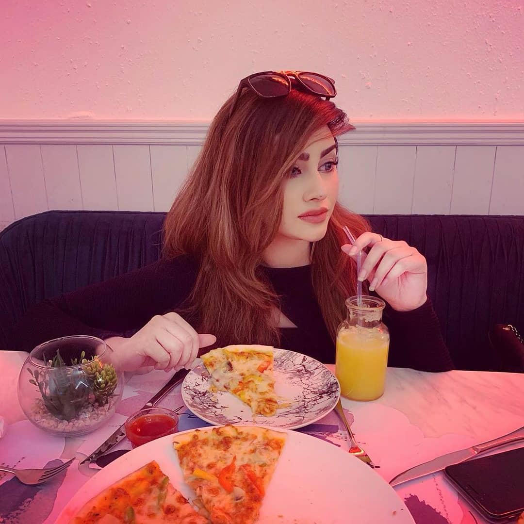 AshtalfaaA's tweet photo. Deciding What to order Next After I finish this Pizza 🍕🍕🍕
PC- @rupunzelsilly21 👸🏻
.
.
#Goodday #GoodBrunch #pizza #food #foodislife #foodislove #eatmunchies #alwayshungry 
#OOTD #BLACK #OUTFITOFTHEDAY #OUTING #SUMMER #BRUNCH #GOOD_PLACE #Bangladesh #shanayakhann #Shanayaaa https://t.co/UFAjGHZac0