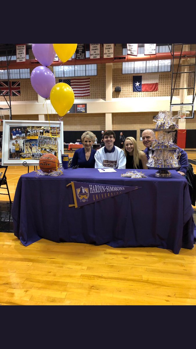 J_Rob12_'s tweet photo. It’s Official 📝 #HSU2020 @HSU_BASKETBALL https://t.co/wad3fYxaMu