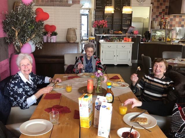 Afgelopen maandag hebben Rianne, Roos, Sofia en Jaro pannenkoeken gebakken voor bewoners van de Amstelring. Superleuk initiatief! De mensen hebben genoten en vonden het heel gezellig!