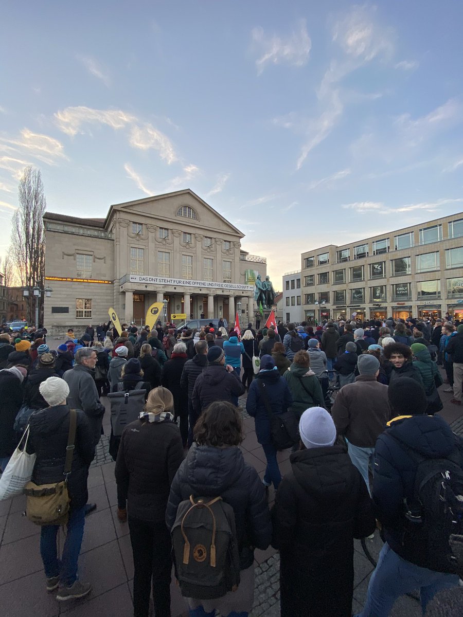 Demonstrationen in Jena, Leipzig, auch Weimar. Das @dntweimar, in dem vor 101 Jahren die Weimarer Republik konstituiert wurde, hat spontan ein Banner gespannt: „für eine offene und freie Gesellschaft“. Und vor @KemmerichThL Haus stehen Streifen. Das ist #Thueringen 2020.