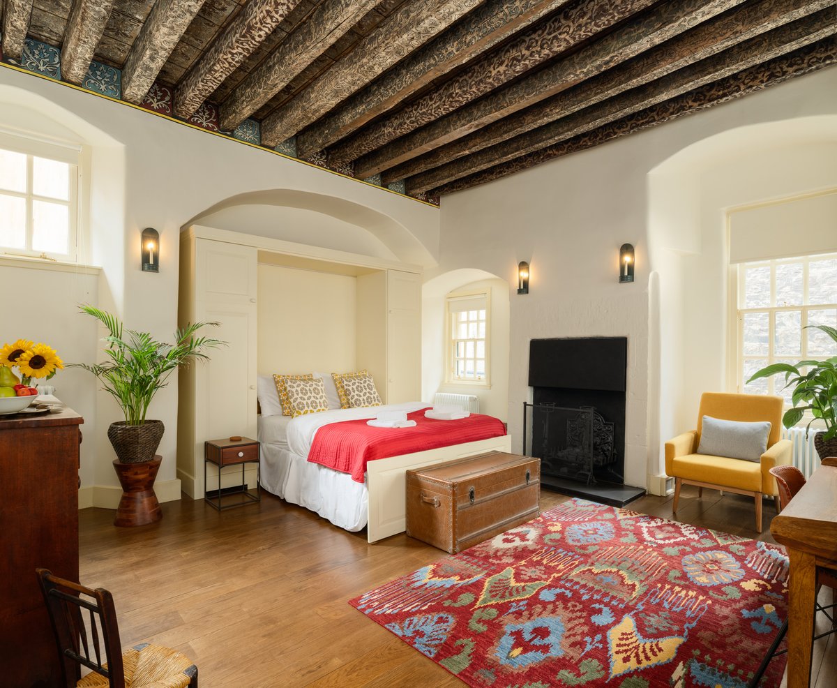 KingsChamberEd's tweet photo. How about sleeping below this ceiling for a truly historic experience? These beams were hand painted for a 1598 royal banquet attended by King James VI & Anne of Denmark. https://t.co/cwlJpdLbLc #holiday #holidayflat #holidaylet #History #vacation #Scotland #Edinburgh #heritage https://t.co/0mdvnk8Fft