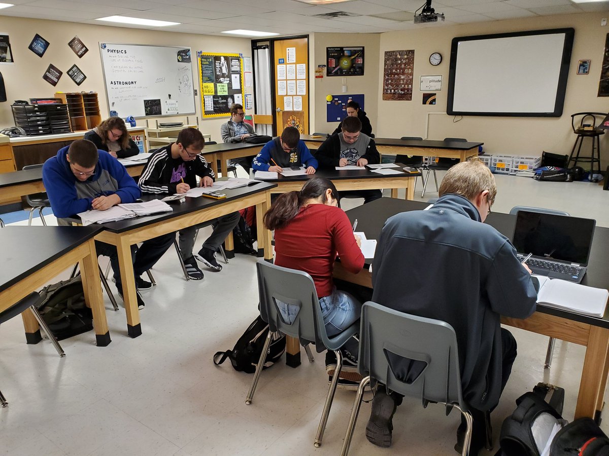 S_Allemang1's tweet photo. Astronomy using the HR diagram, with luminosity and temperature to determine the peak wavelength of stars' output. #sssciencesquad #sulsprisd #sulsprhs @sshswildcats @SSISDWildcats https://t.co/QALEVobtR4