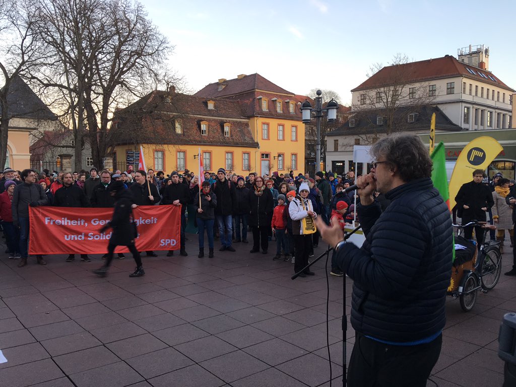 Spontane Demo in Weimar. Landeschefs von Thüringens SPD und Grünen erklären, nicht mit dem neuen Ministerpräsidenten #Kemmerich (FDP) über Regierungsbildung verhandeln zu wollen. Der Platz vor dem @dntweimar füllt sich.