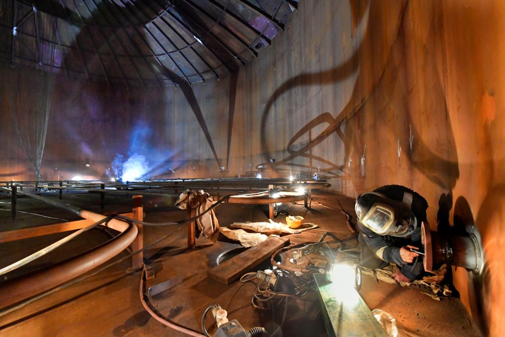 Shell_Pernis's tweet photo. Op Shell #Pernis inspecteren en onderhouden wij onze opslagtanks volgens een strakke planning. Echter levert dat niet elke dag zulke spectaculaire beelden 📸 🏭 op... https://t.co/FQoN2H6lRJ