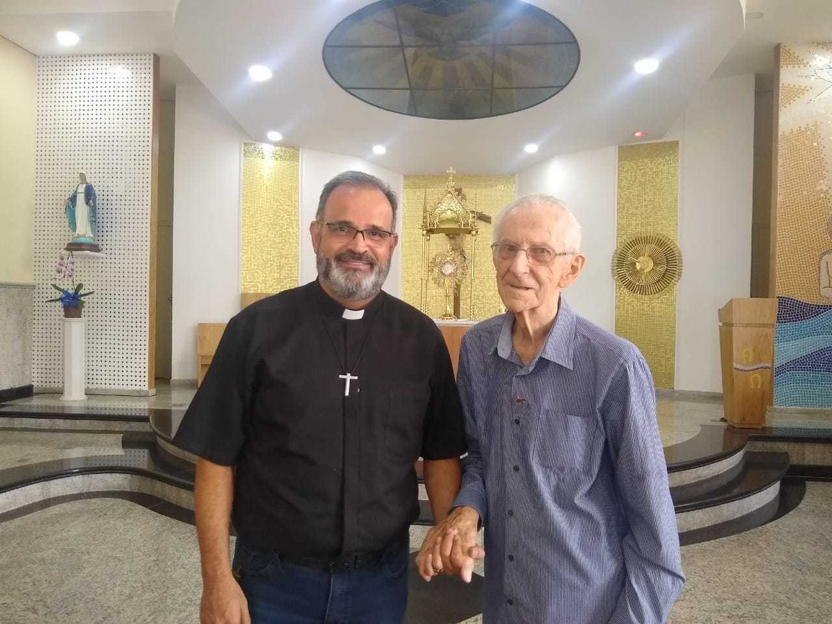 Diácono Rubens Dantas participa da Adoração ao Santíssimo durante o I Cerco Eucarístico da Paróquia Espírito Santo. Venha adorar Jesus você também!

#paroquiaespiritosanto #cercoeucarístico #adoraçãoaosantíssimo #diáconorubens