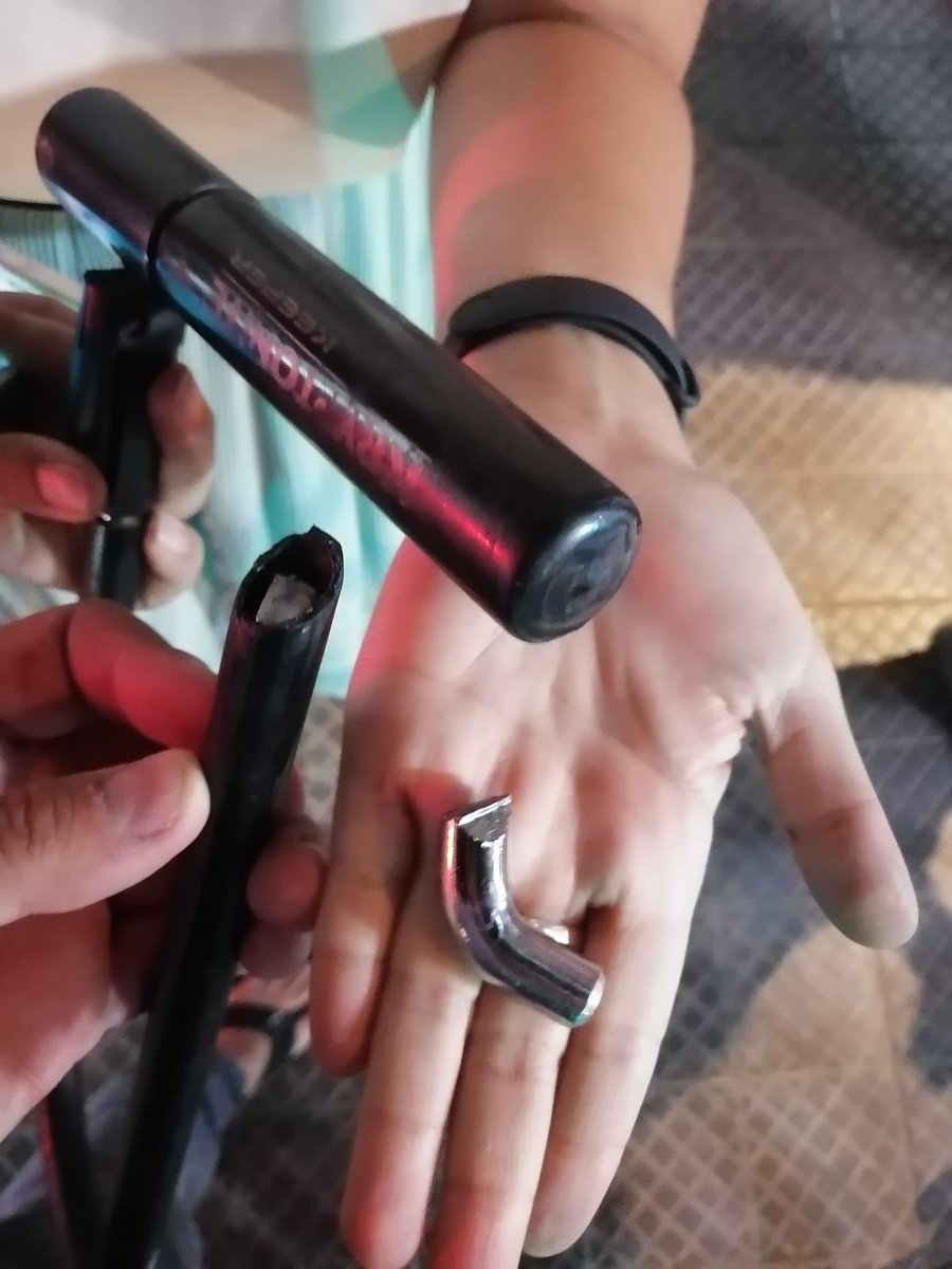 rhurtubia's tweet photo. Vengo a alumbrar que anoche, con la jefa (créditos ppalmente a ella), evitamos el robo de una bici. Cortaron el U-lock (uno bueno, de marca) con un napoleón y estaban a punto de subirla a un auto cuando nos pusimos a gritar para dar alarma y arrancaron. Heavy que corten U-locks! https://t.co/vV3Lnffjod