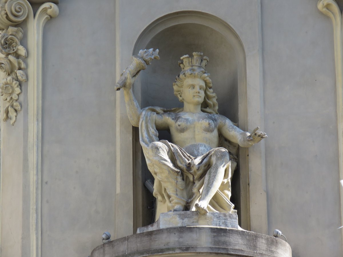 A imagem belíssima de uma jovem encanta o alto do prédio histórico da cidade de Curitiba. 
Inaugurado no ano de 1916, hoje é o centro cultural do Sesc, Paço da Liberdade. 

curitibacity.com/pontos_turisti…