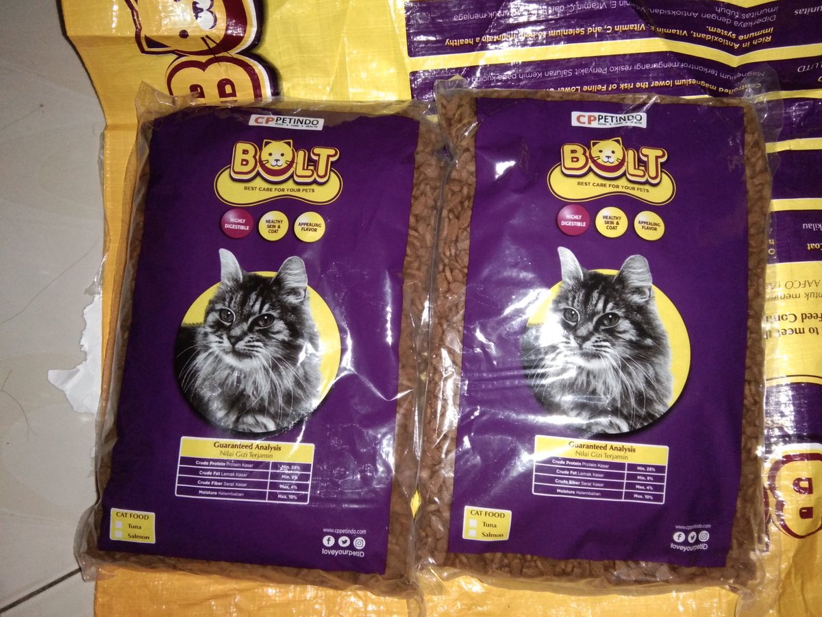 Makanan kucing sampe tapi gua gapunya kucing peliharaan, adanya kucing kampung yang sering kerumah wkwk