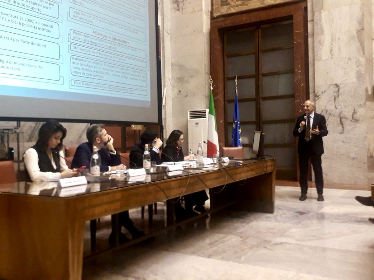 ANIASA_'s tweet photo. Ieri al tavolo sull’automotive, promosso @MISE_GOV. Tra gli obiettivi dichiarati dal Ministro @SPatuanelli: lo svecchiamento del #parcoauto circolante e la riduzione delle emissioni inquinanti. Il noleggio sarà protagonista della mobilità sostenibile➡️: https://t.co/B10rSngeUY https://t.co/PyKRxVXM2m